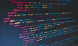 Kod SVG z elementami takimi jak `<linearGradient>` i `<filter>`. Widać fragmenty kodu, gdzie można by zastosować html bold text.