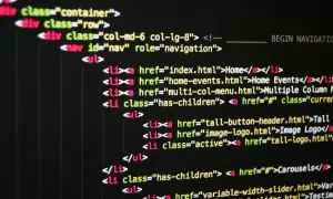 Kod HTML z nawigacją: `div class="container"`, `nav id="nav"`, `li class="has-children"`.