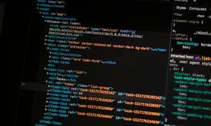 Kod HTML z linkiem do pliku CSS Bootstrap. To pokazuje, bootstrap to framework ułatwiający tworzenie stron.