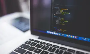 Kod CSS na ekranie laptopa, pokazujący stylizację elementów strony.