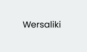 Czarny napis "Wersaliki" na jasnym tle. Co to są wersaliki? To wielkie litery.