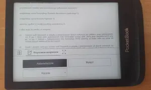 Czytnik PocketBook z tekstem o ochronie danych osobowych. Widoczna opcja "Przycinanie marginesów" z możliwością wyboru "Automatycznie" lub "Ręcznie".
