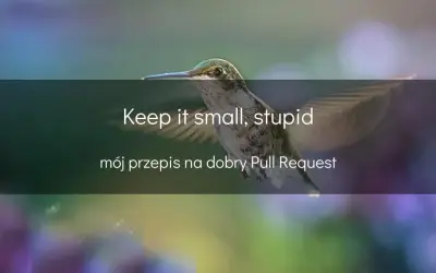 Koliber z napisem "Keep it small, stupid" i "mój przepis na dobry Pull Request".