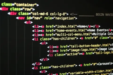 Kod HTML z nawigacją: `div class="container"`, `nav id="nav"`, `li class="has-children"`.