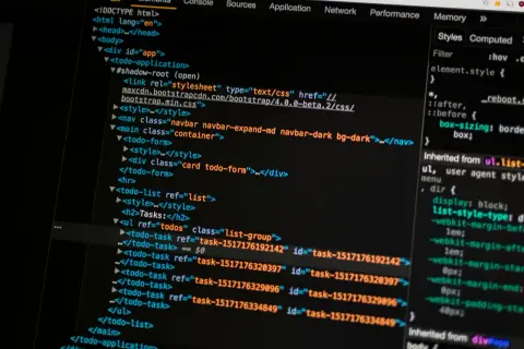 Kod HTML z linkiem do pliku CSS Bootstrap. To pokazuje, bootstrap to framework ułatwiający tworzenie stron.