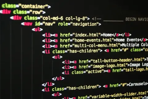 Fragment kodu HTML z nawigacją strony, zawierający linki do podstron, np. index.html.