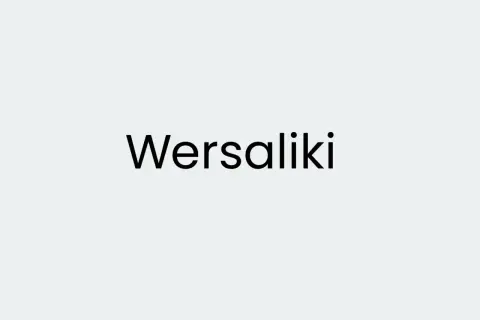 Czarny napis "Wersaliki" na jasnym tle. Co to są wersaliki? To wielkie litery.