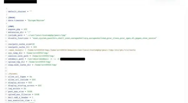 Konfiguracja php.ini z ustawieniami dla serwera, m.in. ścieżki, limity i opcje bezpieczeństwa.