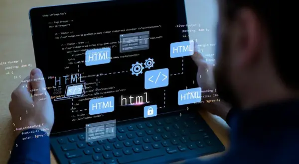 Programista pracuje nad stroną internetową, widoczny kod HTML i ikony symbolizujące tworzenie stron.