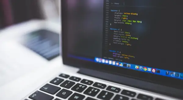 Kod CSS na ekranie laptopa, pokazujący stylizację elementów strony.