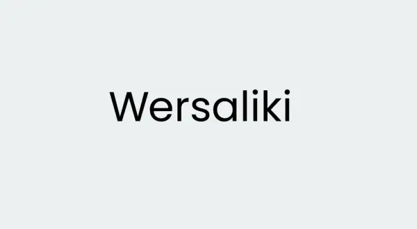 Czarny napis "Wersaliki" na jasnym tle. Co to są wersaliki? To wielkie litery.