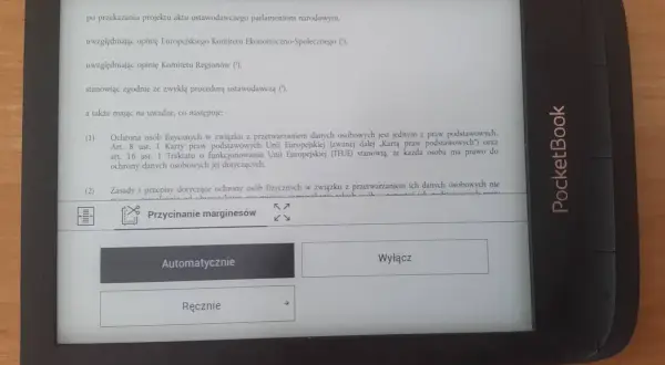 Czytnik PocketBook z tekstem o ochronie danych osobowych. Widoczna opcja "Przycinanie marginesów" z możliwością wyboru "Automatycznie" lub "Ręcznie".