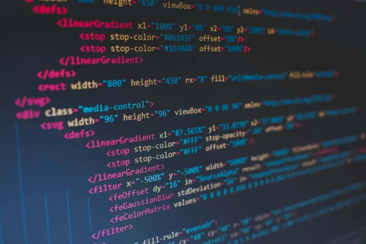 Kod SVG z elementami takimi jak `<linearGradient>` i `<filter>`. Widać fragmenty kodu, gdzie można by zastosować html bold text.