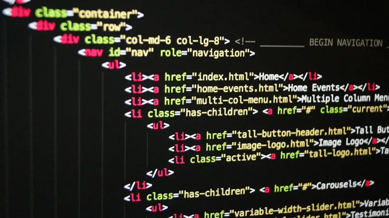 Kod HTML z nawigacją: `div class="container"`, `nav id="nav"`, `li class="has-children"`.