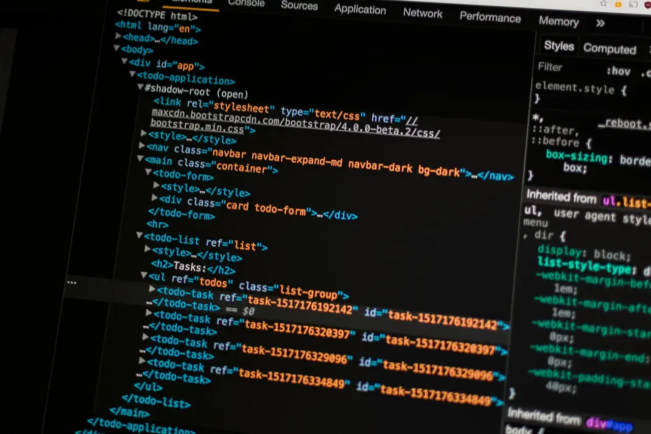 Kod HTML z linkiem do pliku CSS Bootstrap. To pokazuje, bootstrap to framework ułatwiający tworzenie stron.