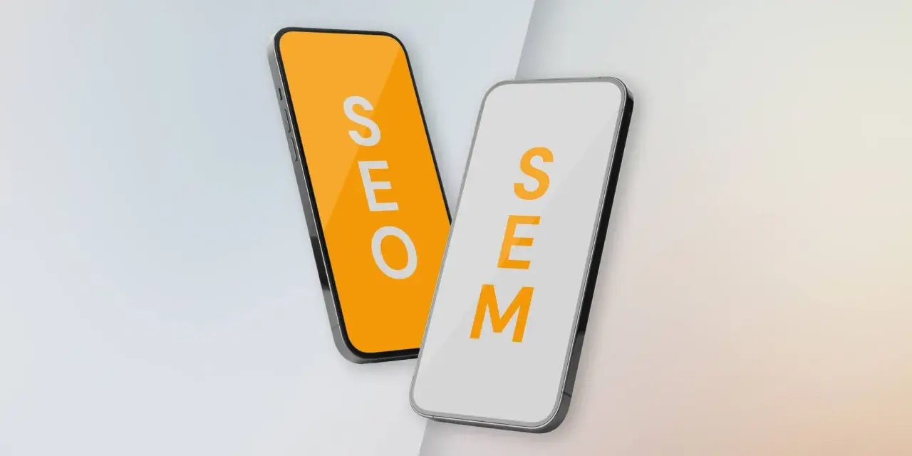 Dwa telefony: jeden z napisem SEO na pomarańczowym tle, drugi z napisem SEM na białym. Porównanie strategii SEO vs SEM.