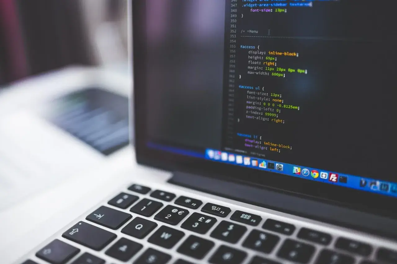 Kod CSS na ekranie laptopa, pokazujący stylizację elementów strony.