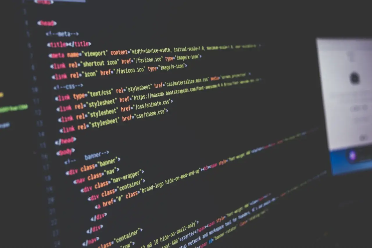 Kod HTML i CSS na ekranie, tworzący strukturę strony internetowej. Widoczne linki do plików stylów, w tym `theme.css`.