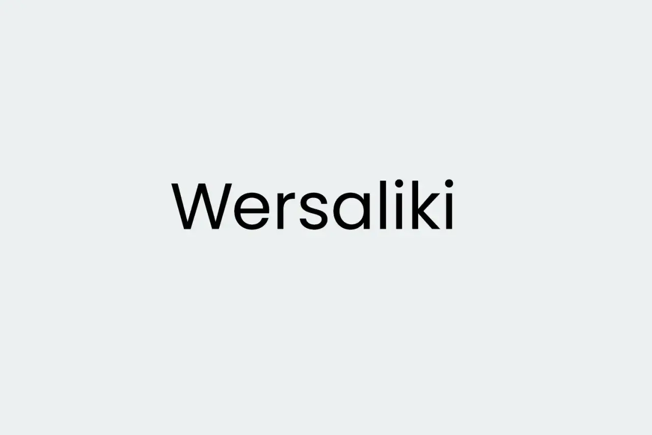 Czarny napis "Wersaliki" na jasnym tle. Co to są wersaliki? To wielkie litery.