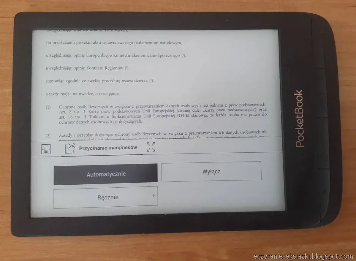 Czytnik PocketBook z tekstem o ochronie danych osobowych. Widoczna opcja "Przycinanie marginesów" z możliwością wyboru "Automatycznie" lub "Ręcznie".