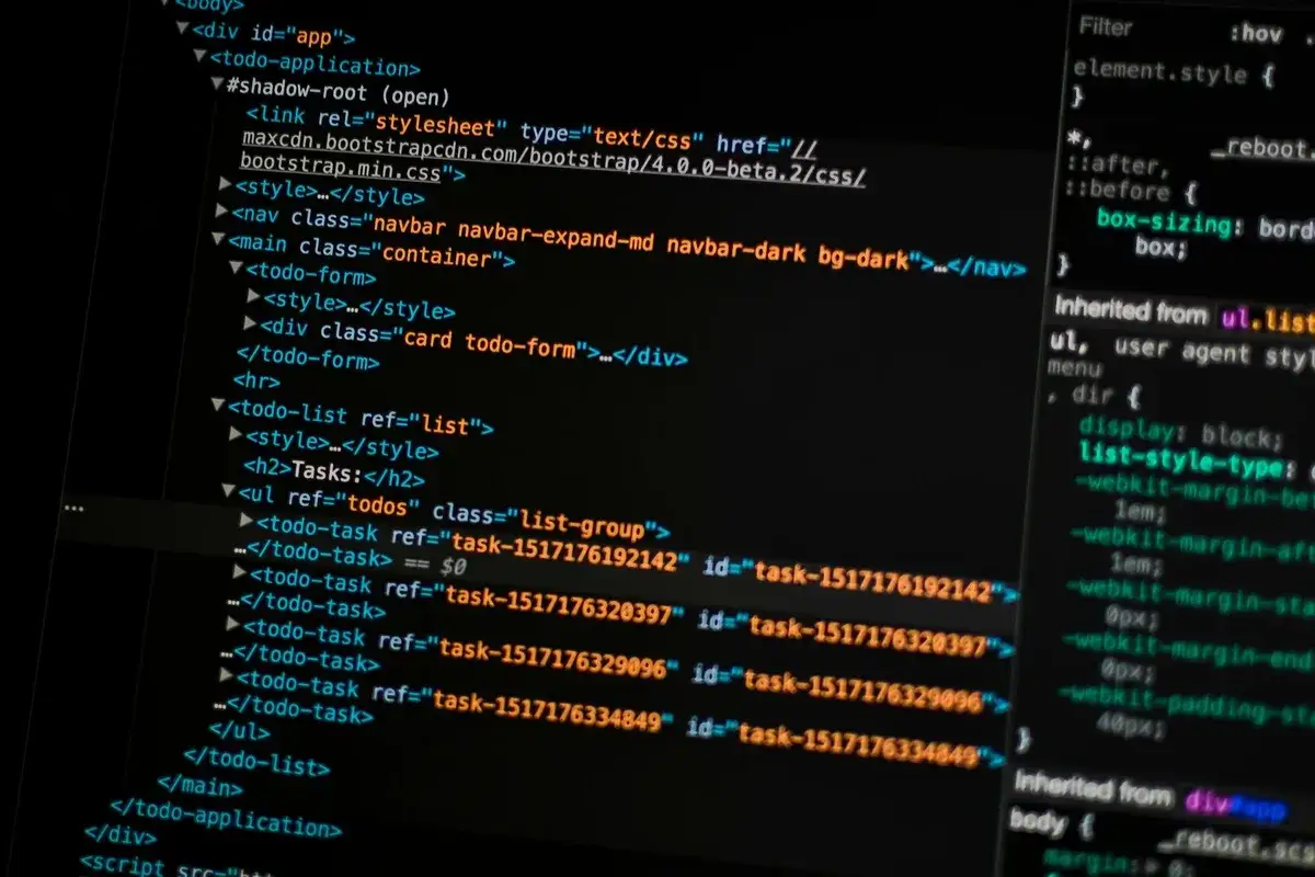 Kod HTML z widocznym elementem `<div class=