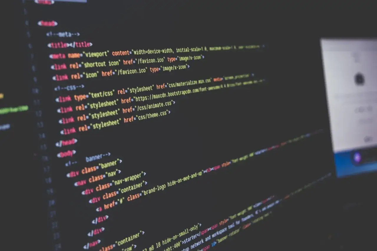 Kod HTML z tagami, w tym `<head>`, `<body>` i `<div>`. Widać fragmenty kodu CSS, a także elementy takie jak `banner` i `nav`.