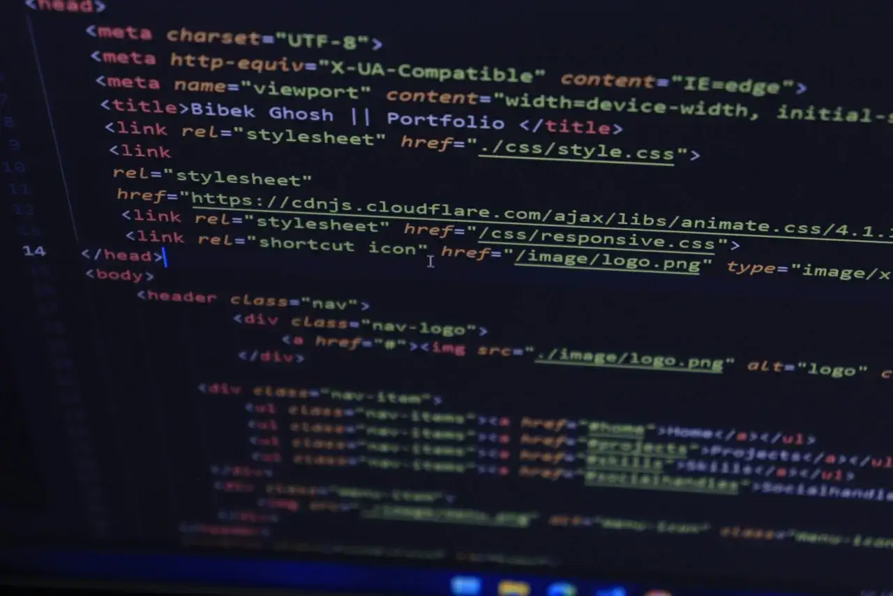 Kod HTML strony portfolio Bibeka Ghosha, z linkami do styli CSS i logo.