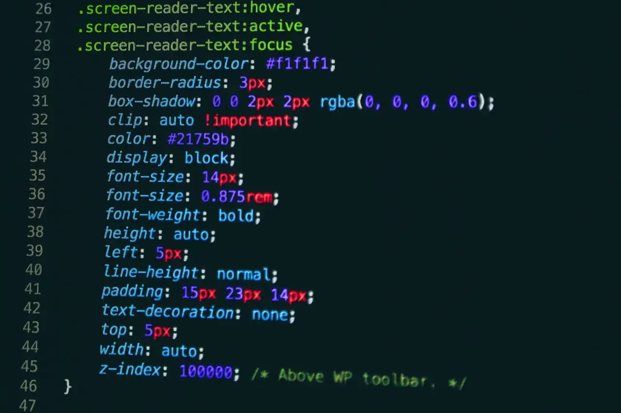 Fragment kodu CSS pokazujący, jak wyśrodkować tekst w HTML, z właściwościami takimi jak `display: block` i `text-align: center`.