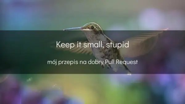 Koliber z napisem "Keep it small, stupid" i "mój przepis na dobry Pull Request".