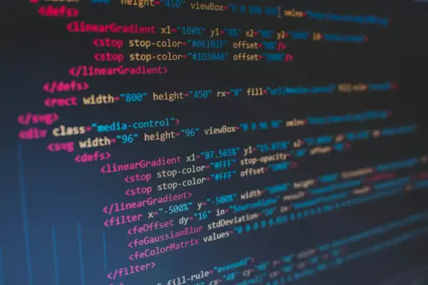Kod SVG z elementami takimi jak `<linearGradient>` i `<filter>`. Widać fragmenty kodu, gdzie można by zastosować html bold text.