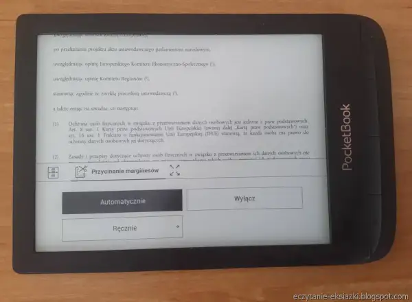 Czytnik PocketBook z tekstem o ochronie danych osobowych. Widoczna opcja "Przycinanie marginesów" z możliwością wyboru "Automatycznie" lub "Ręcznie".
